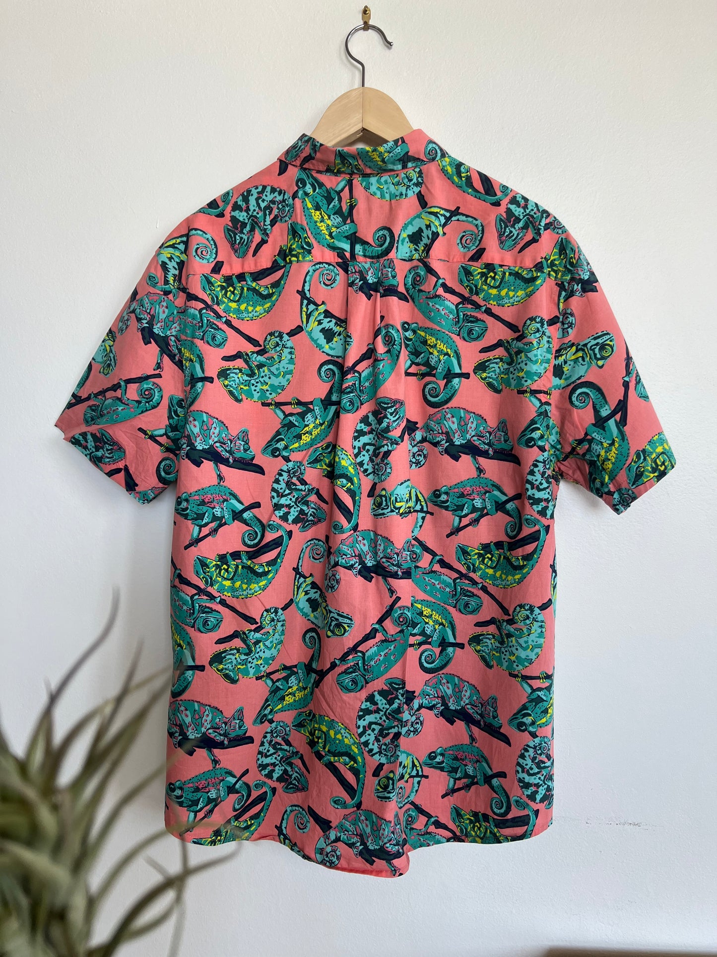 "Old Navy" Iguana print - short sleeve and button up shirt - Size L