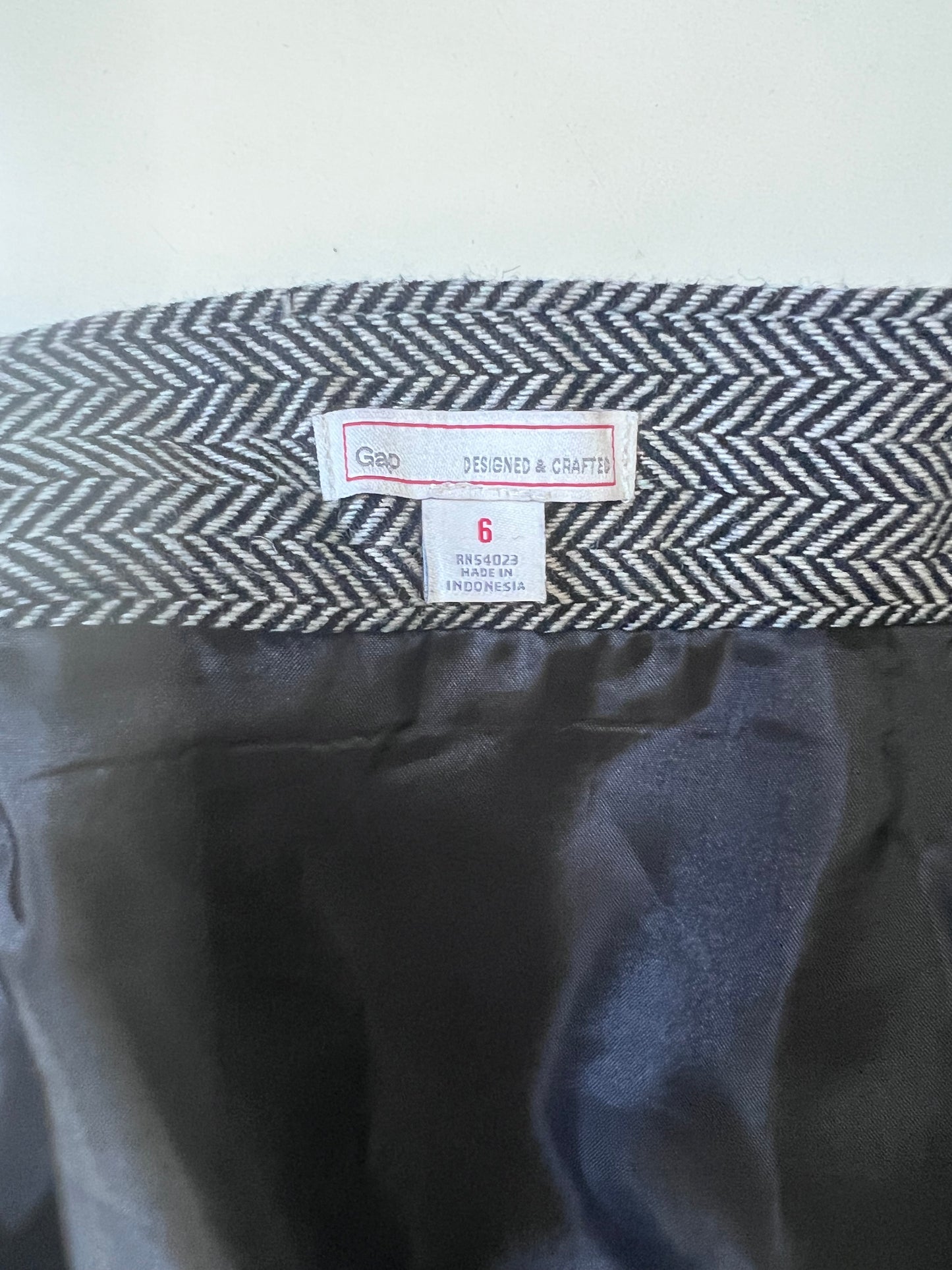 "GAP" black & white skirt - Size 6