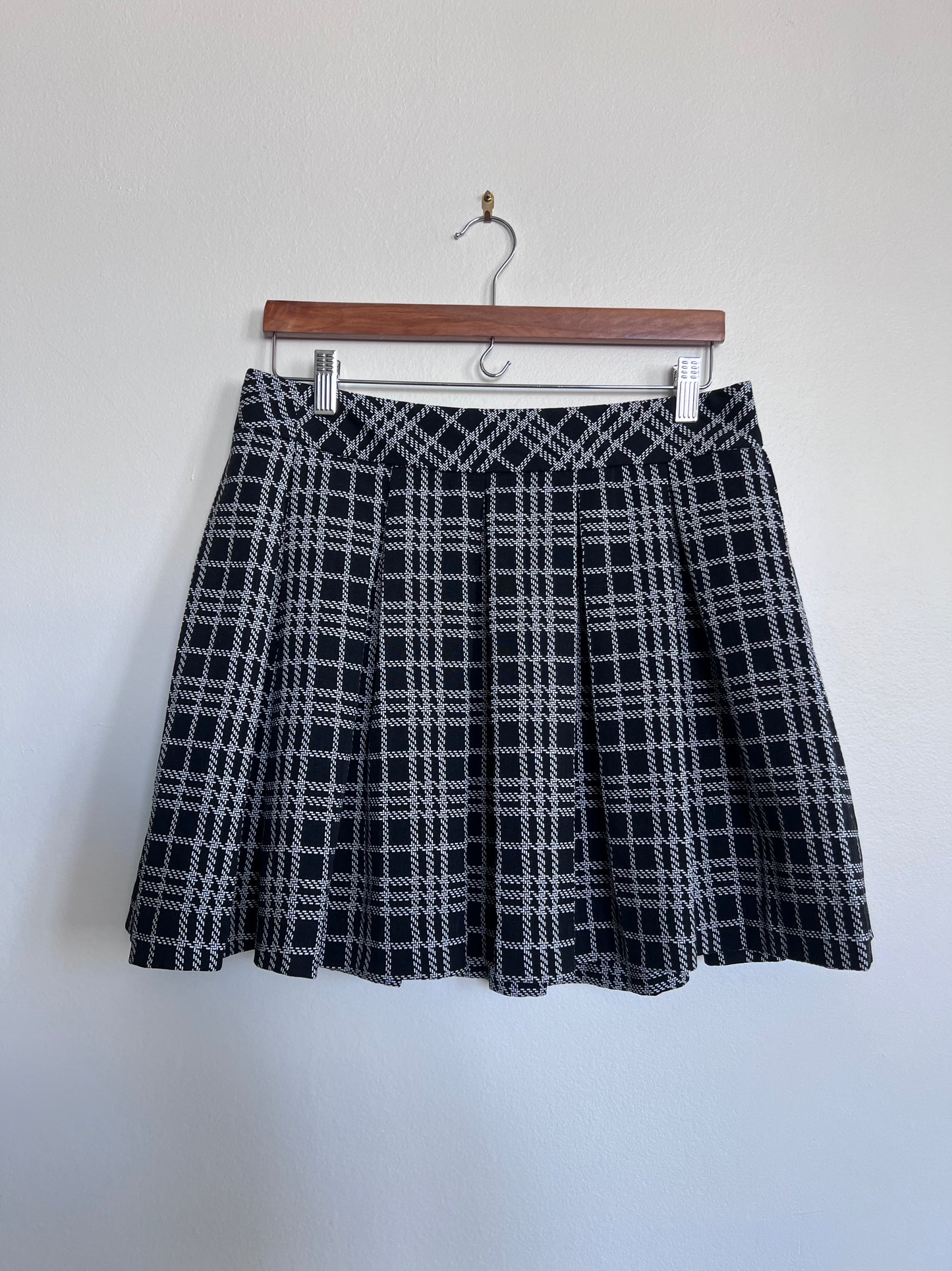 "Banana Republic" plaid black & white skirt - Size 8 (Petite)