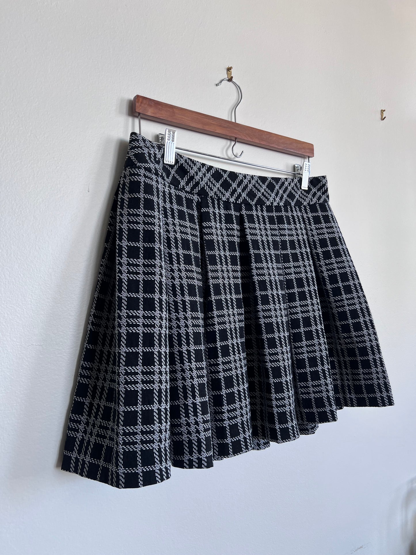 "Banana Republic" plaid black & white skirt - Size 8 (Petite)