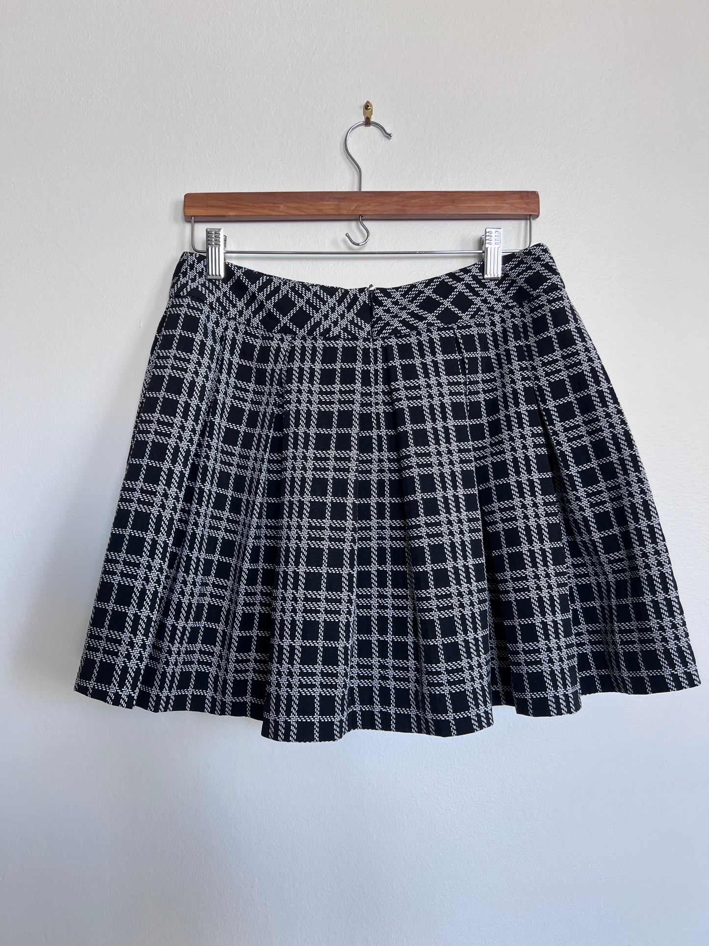 "Banana Republic" plaid black & white skirt - Size 8 (Petite)