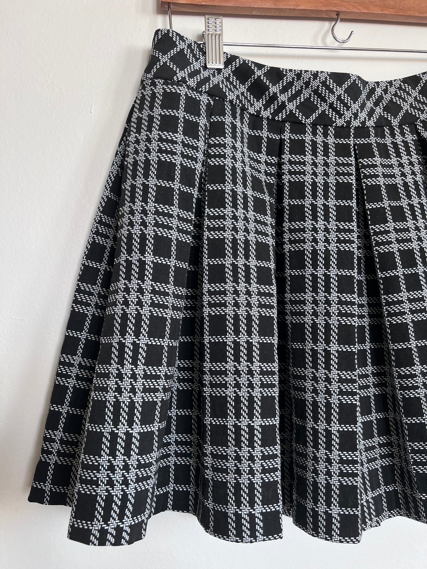 "Banana Republic" plaid black & white skirt - Size 8 (Petite)