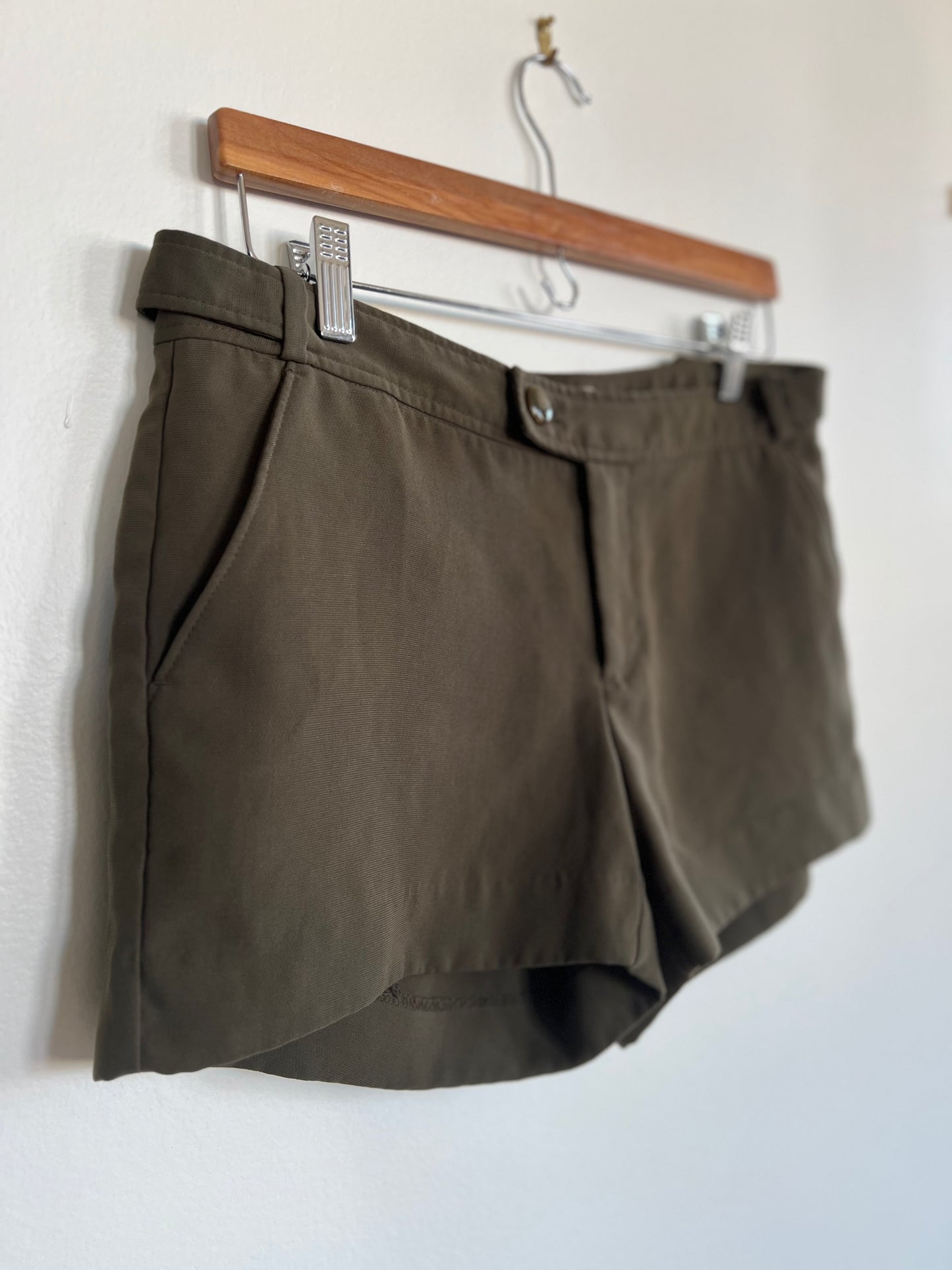 "Banana Republic" olive green shorts / Ryan fit - Size 6