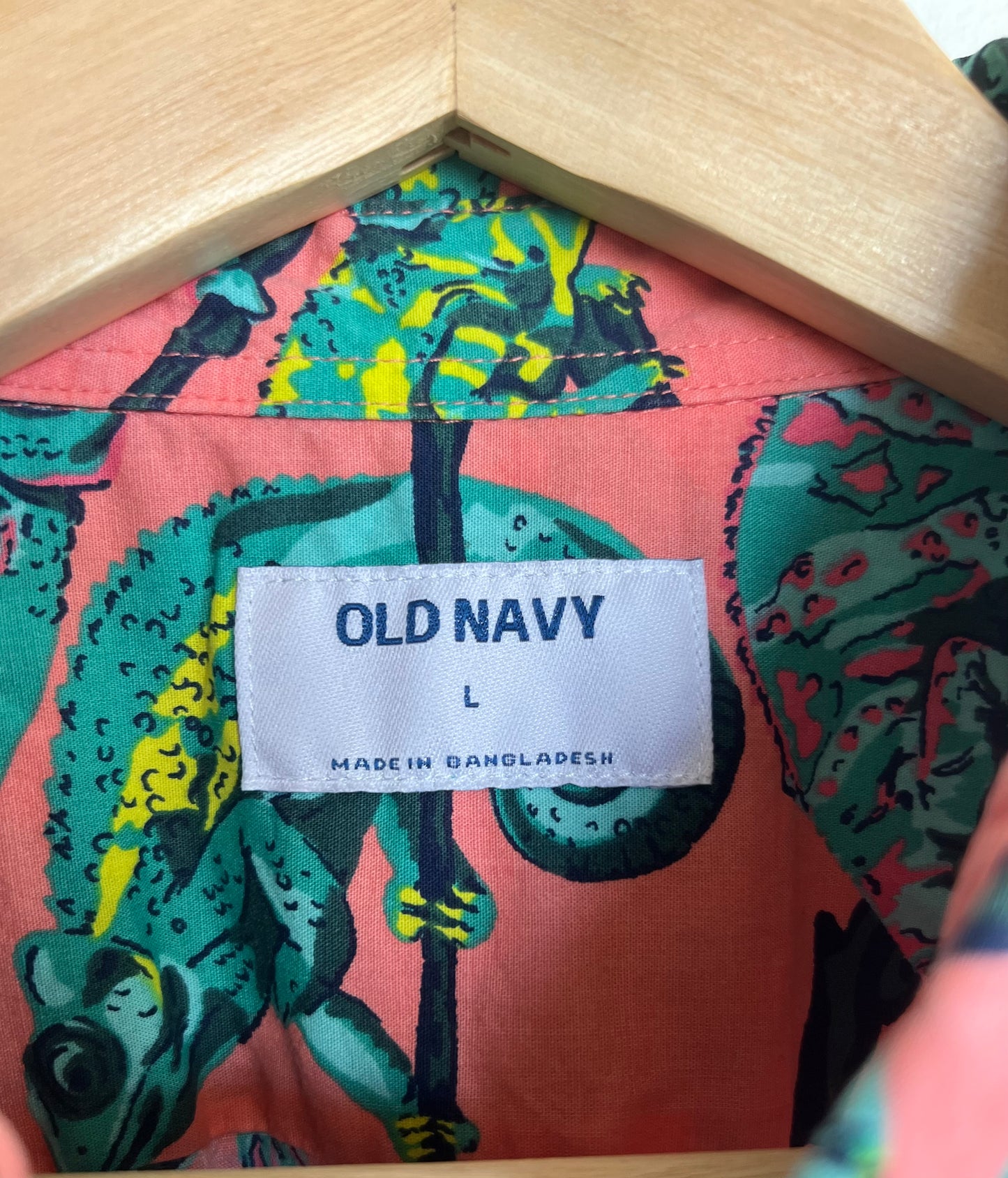 "Old Navy" Iguana print - short sleeve and button up shirt - Size L