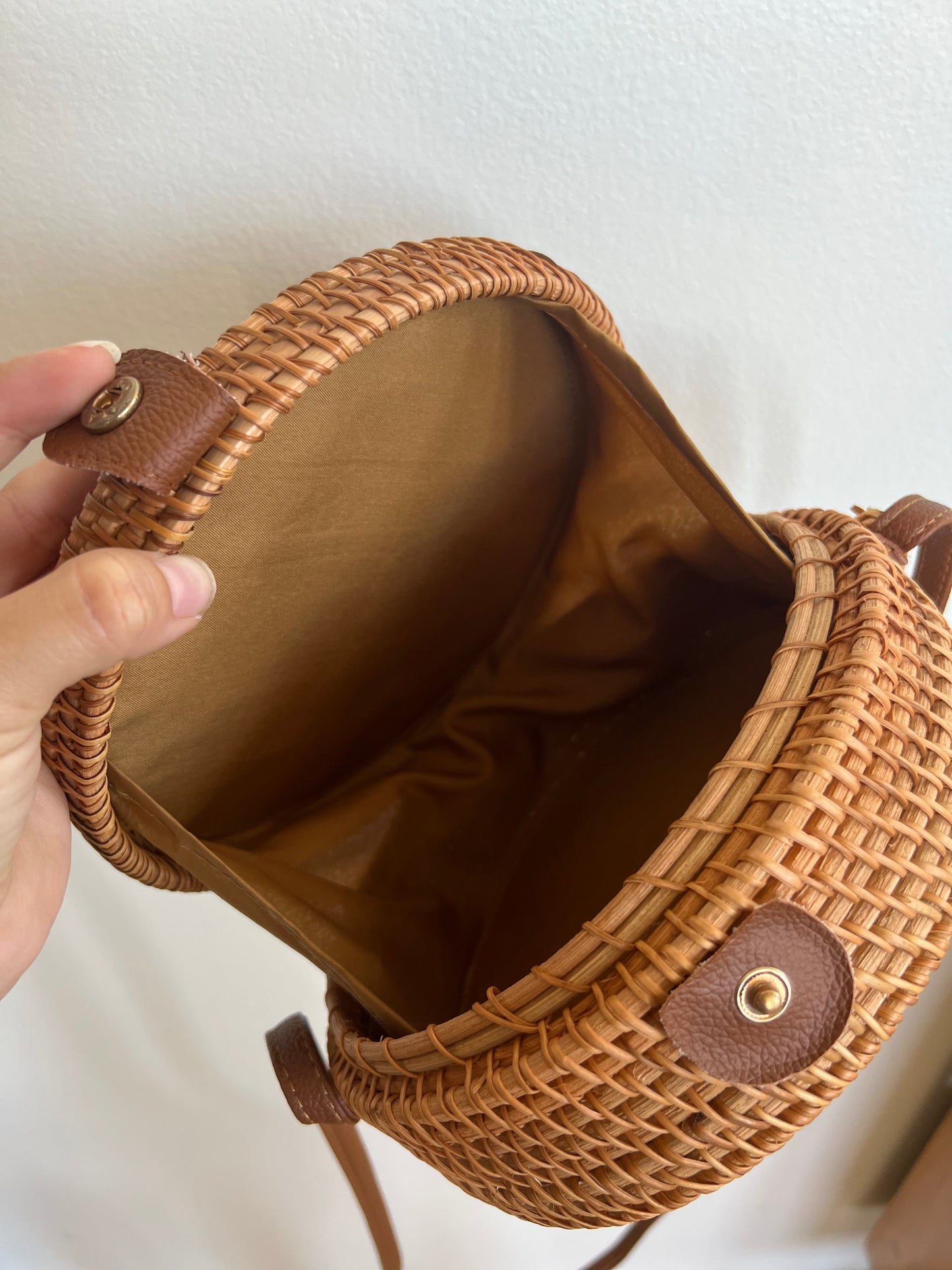 Handwoven round shoulder bag - tropical beach style