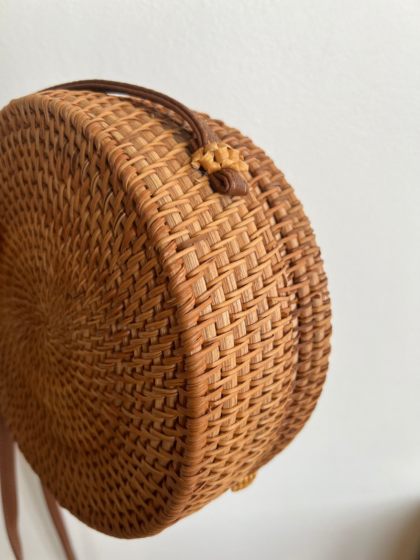 Handwoven round shoulder bag - tropical beach style