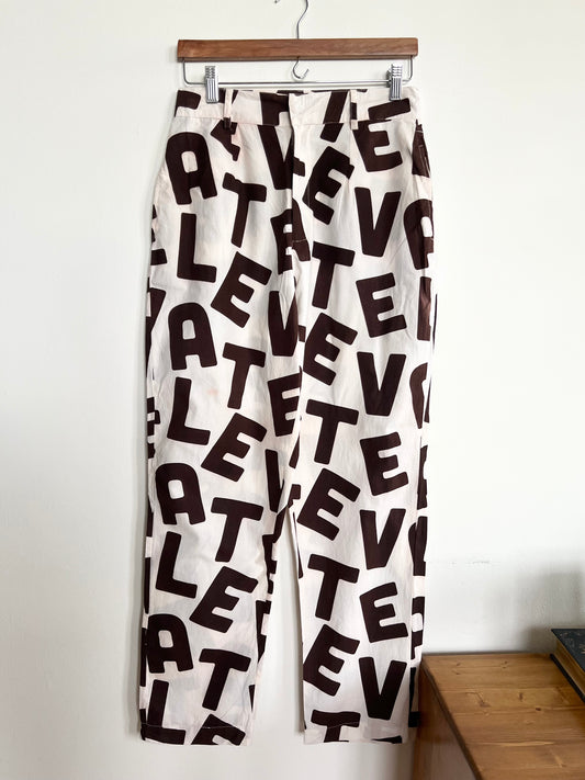 "Daisy Street" - relaxed fit pants in text graphic print / Size L