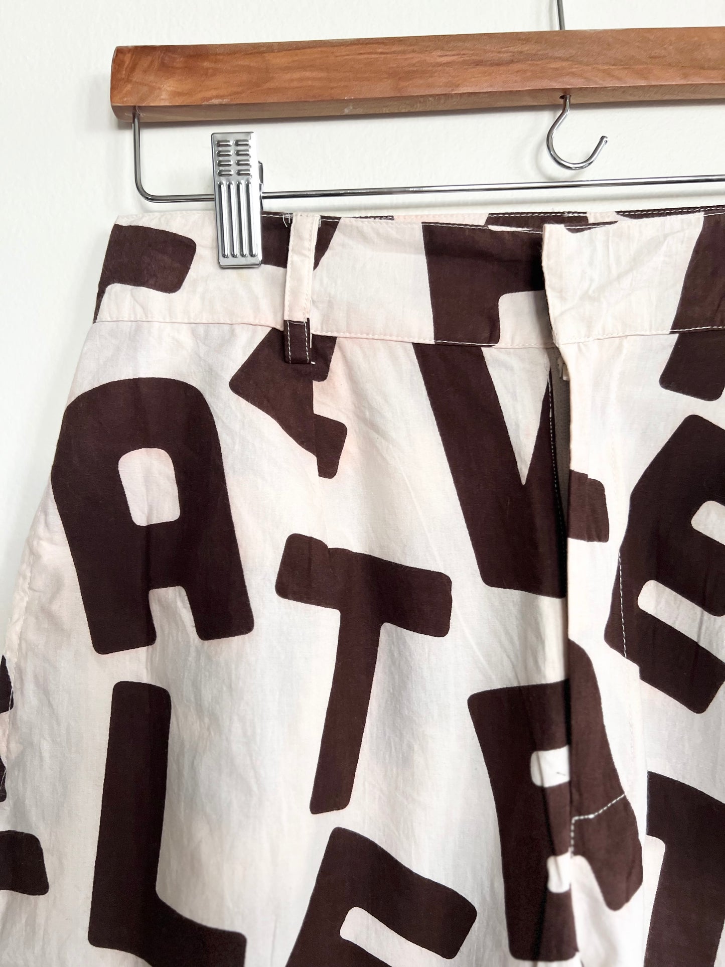 "Daisy Street" - relaxed fit pants in text graphic print / Size L