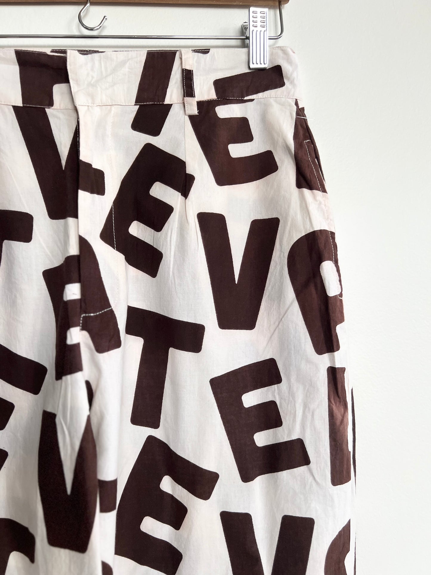 "Daisy Street" - relaxed fit pants in text graphic print / Size L