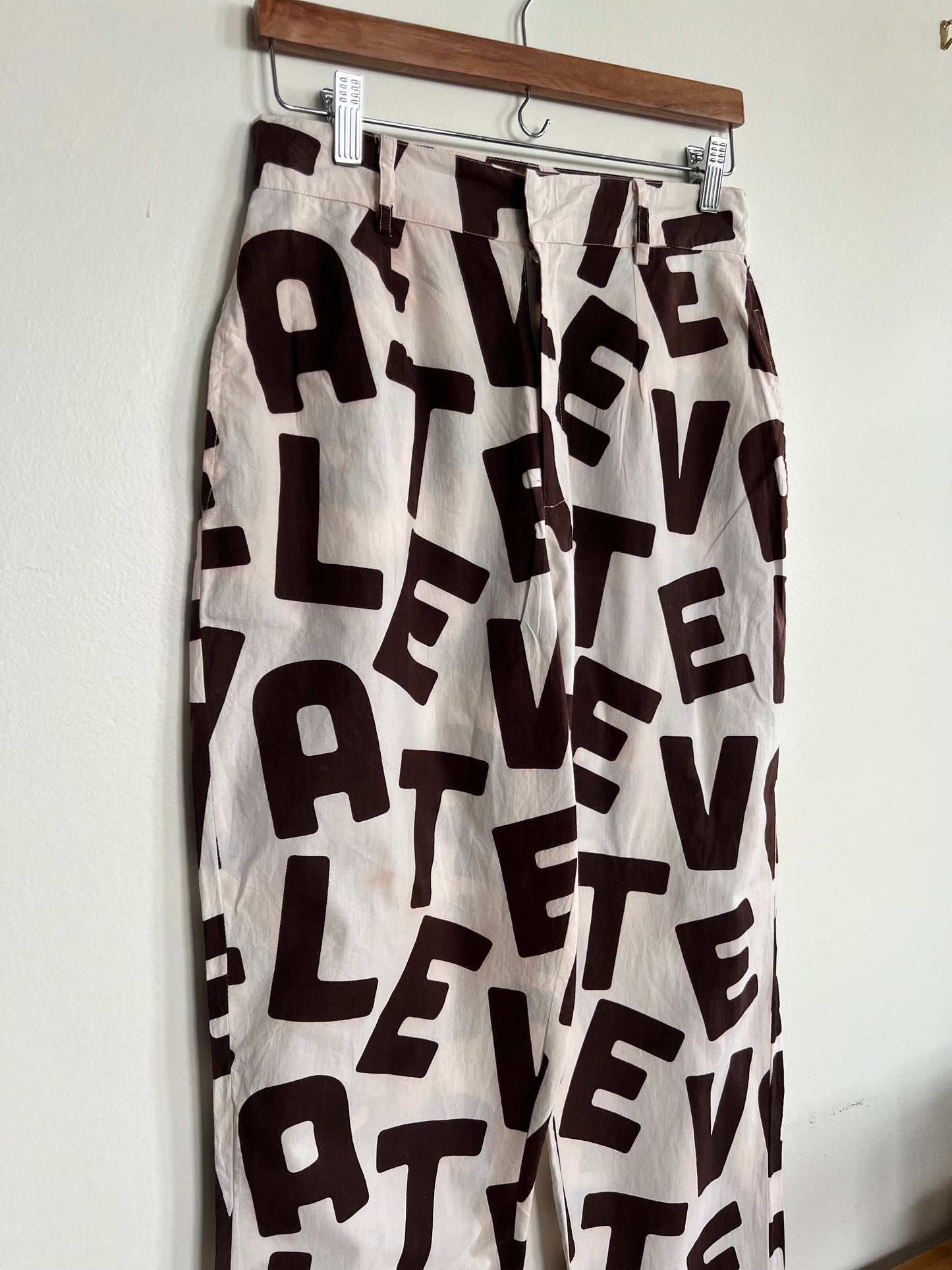 "Daisy Street" - relaxed fit pants in text graphic print / Size L