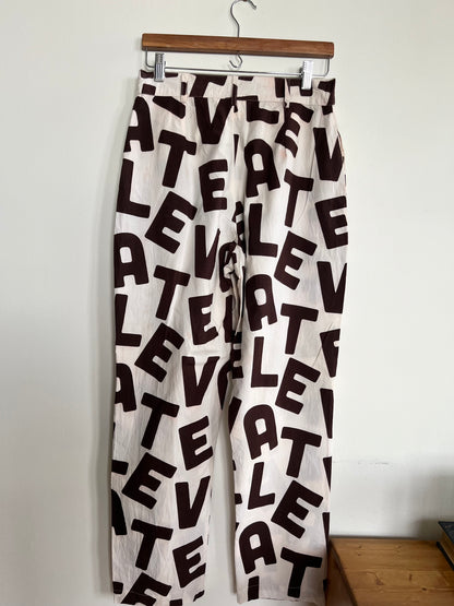 "Daisy Street" - relaxed fit pants in text graphic print / Size L