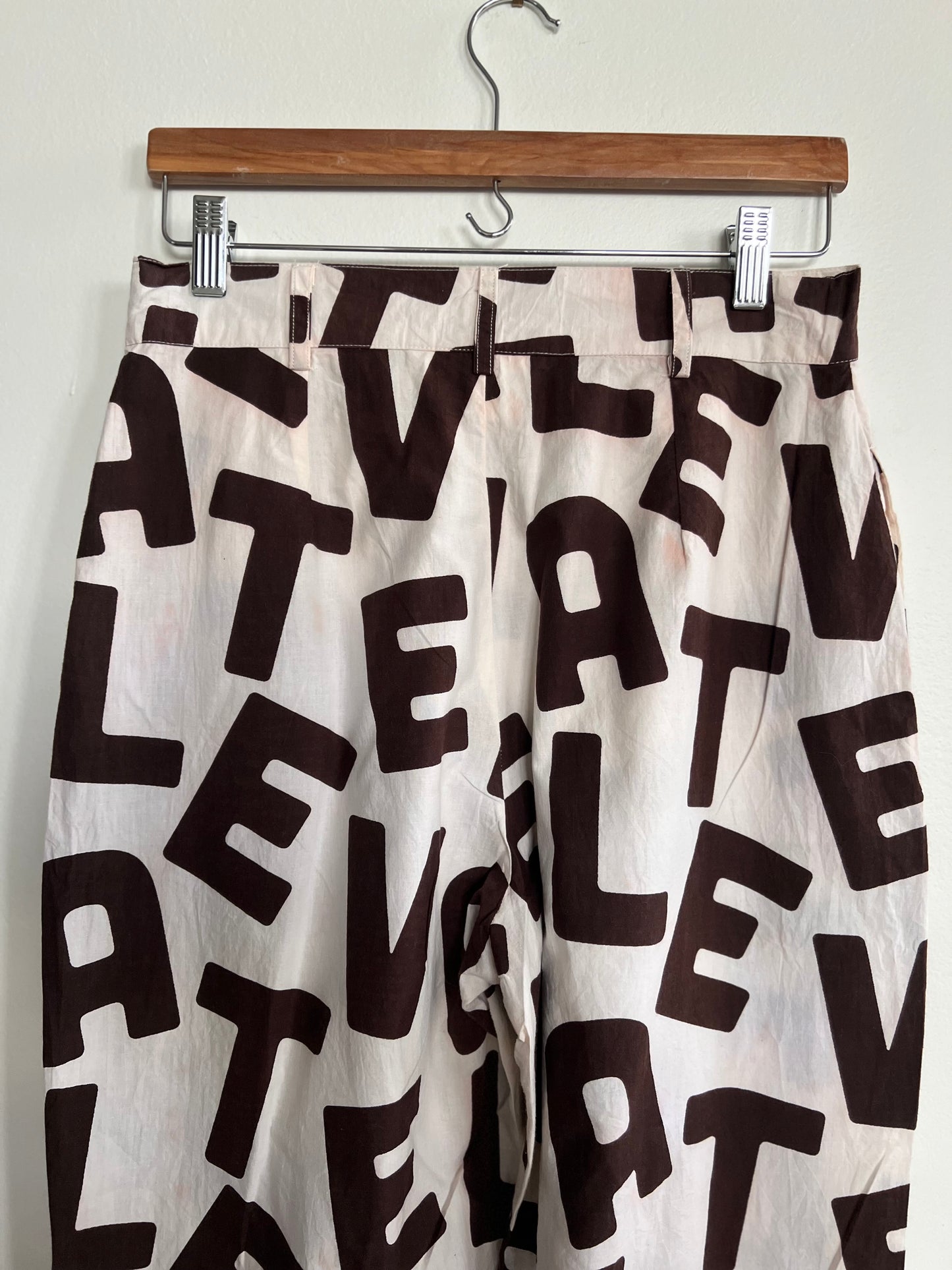 "Daisy Street" - relaxed fit pants in text graphic print / Size L