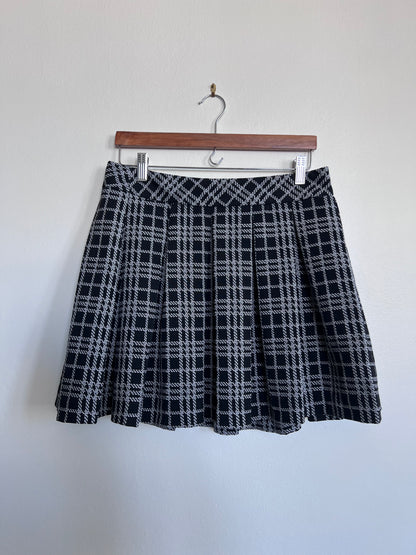 "Banana Republic" plaid black & white skirt - Size 8 (Petite)