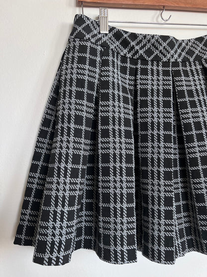 "Banana Republic" plaid black & white skirt - Size 8 (Petite)