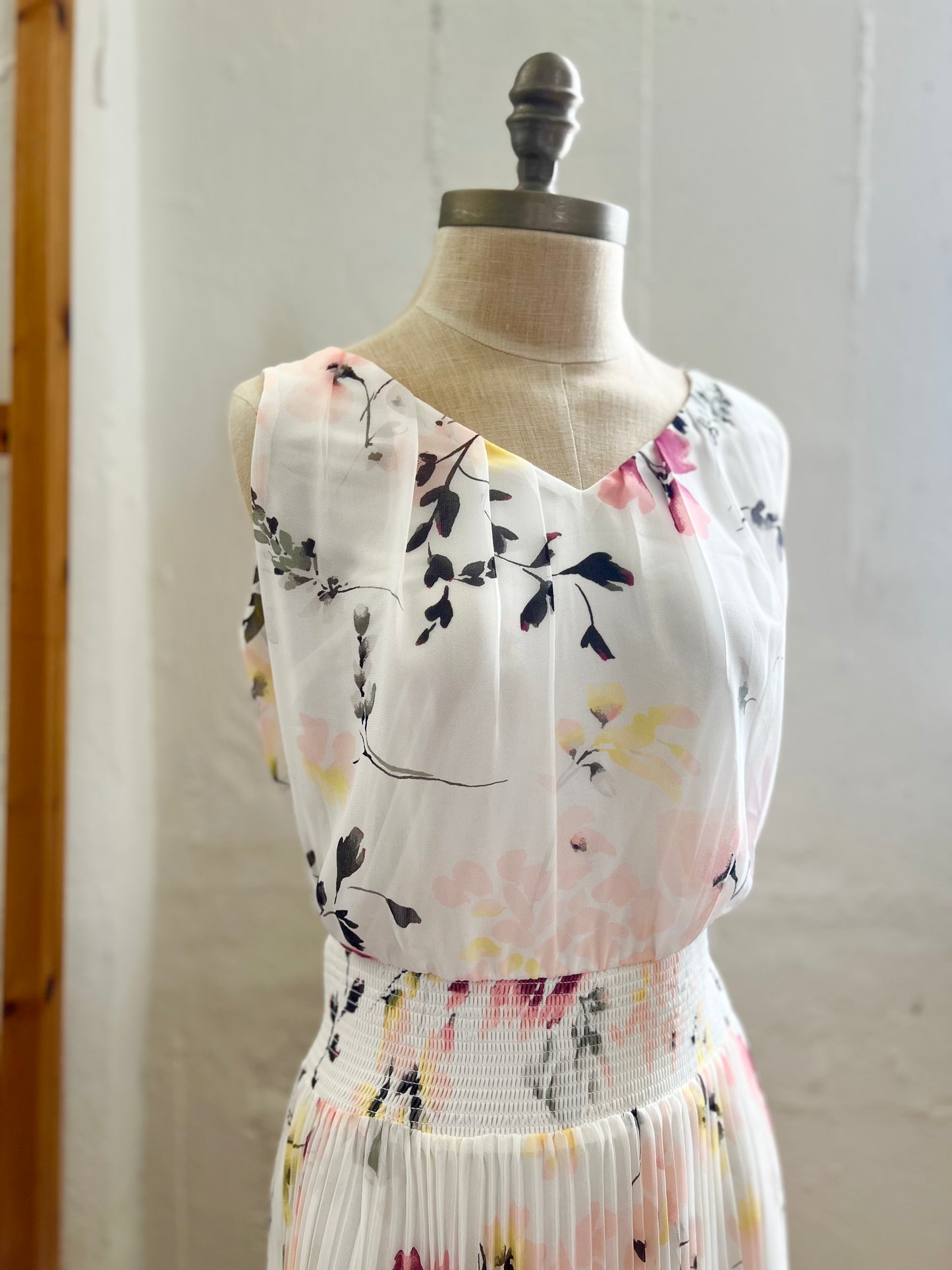 "White House Black Market" flower pleated dress - Size 4
