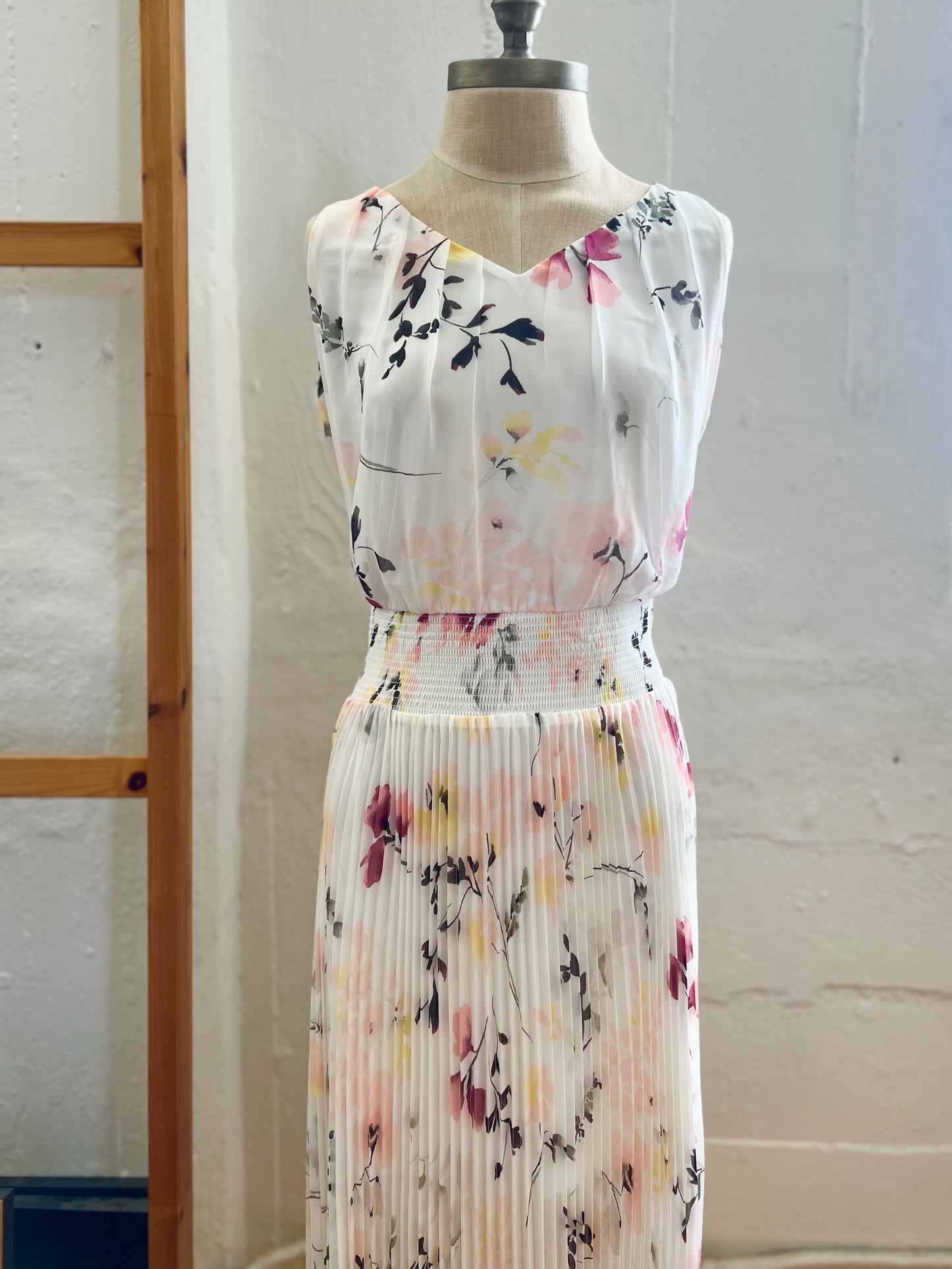 "White House Black Market" flower pleated dress - Size 4
