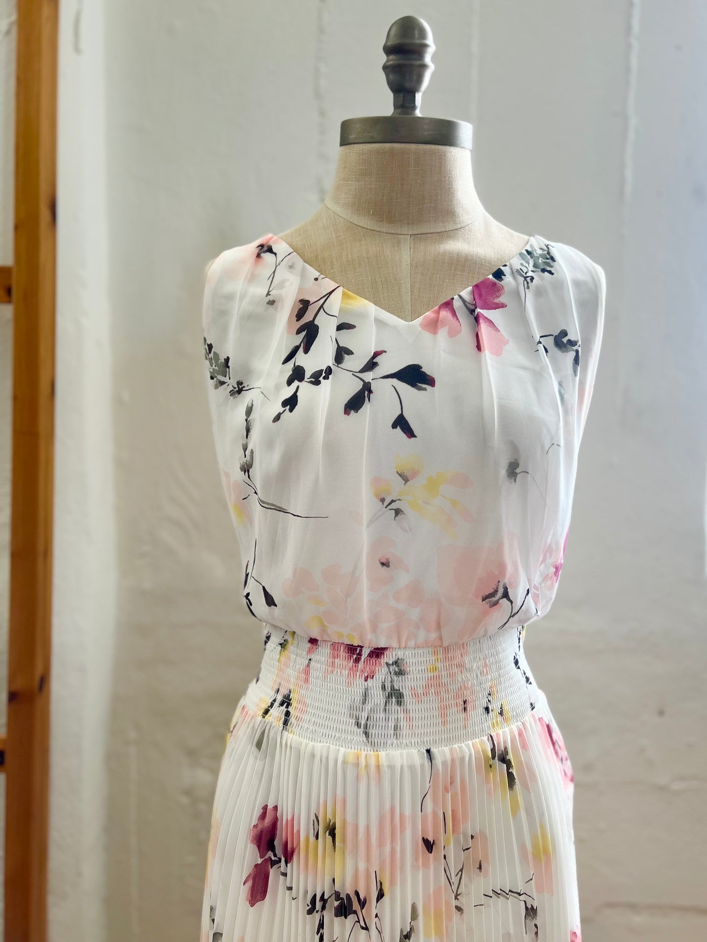 "White House Black Market" flower pleated dress - Size 4