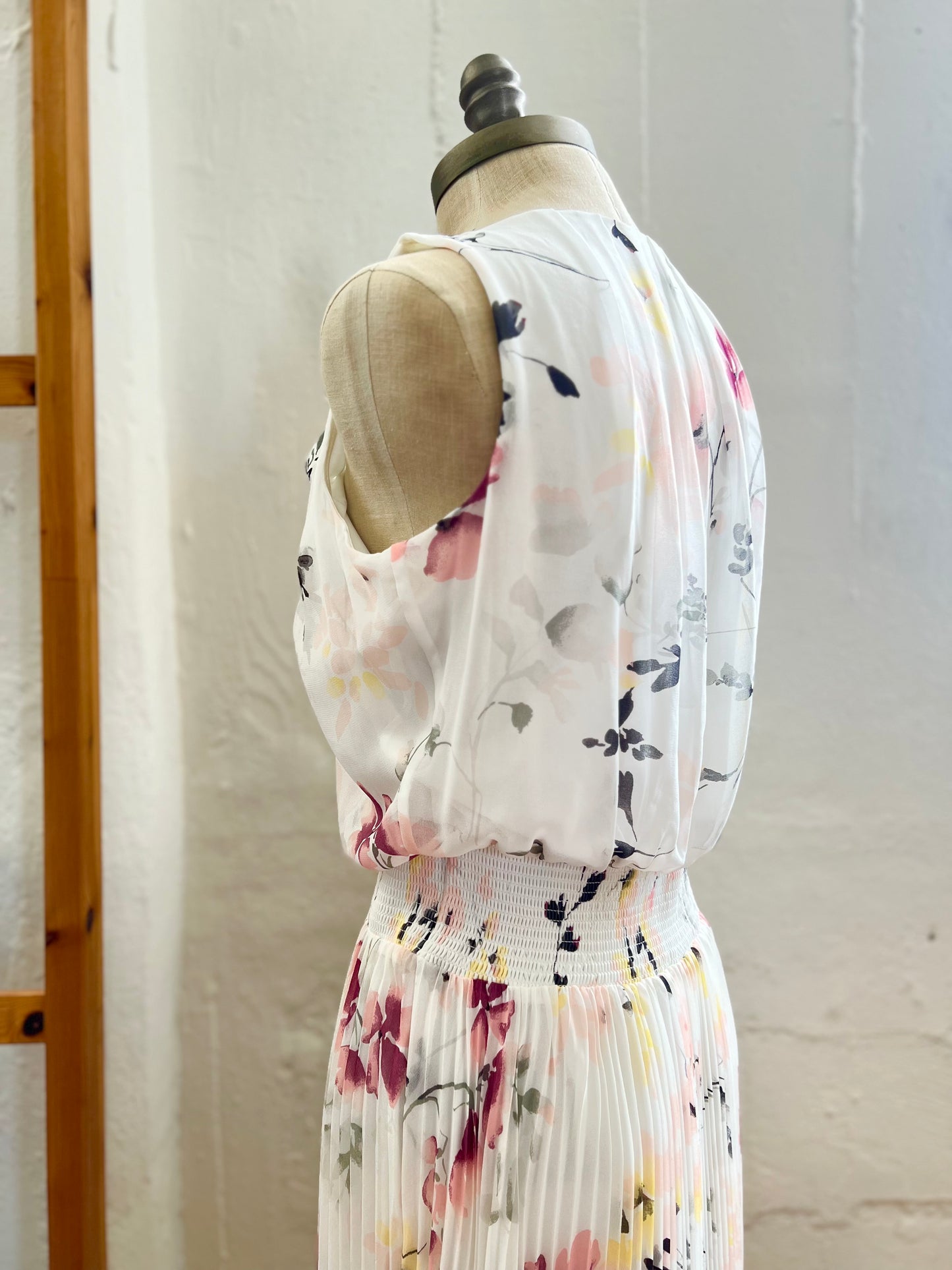 "White House Black Market" flower pleated dress - Size 4