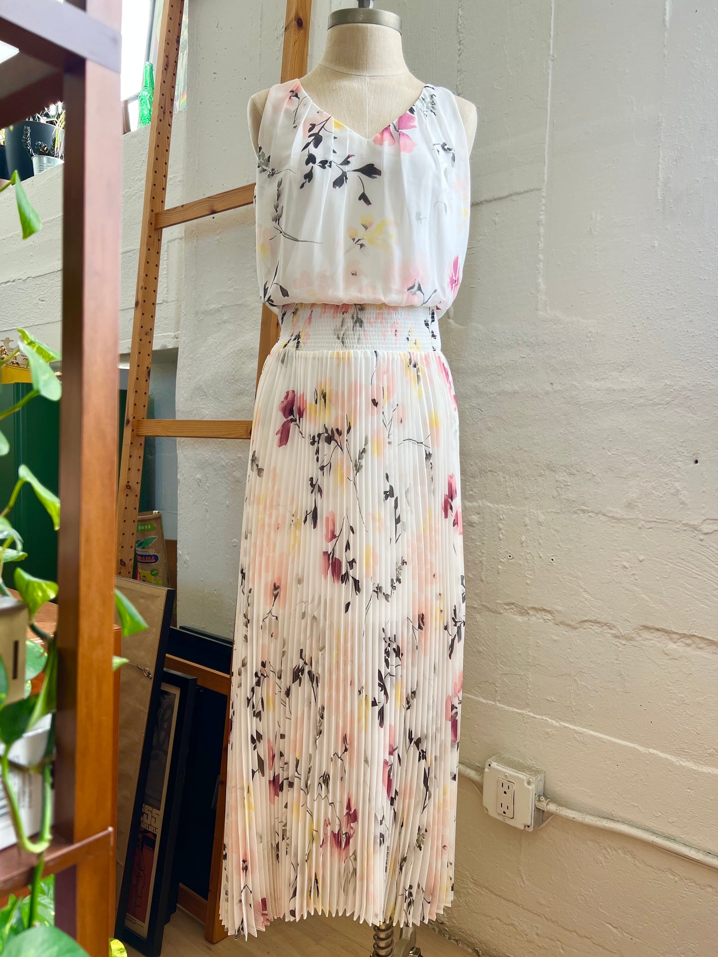 "White House Black Market" flower pleated dress - Size 4