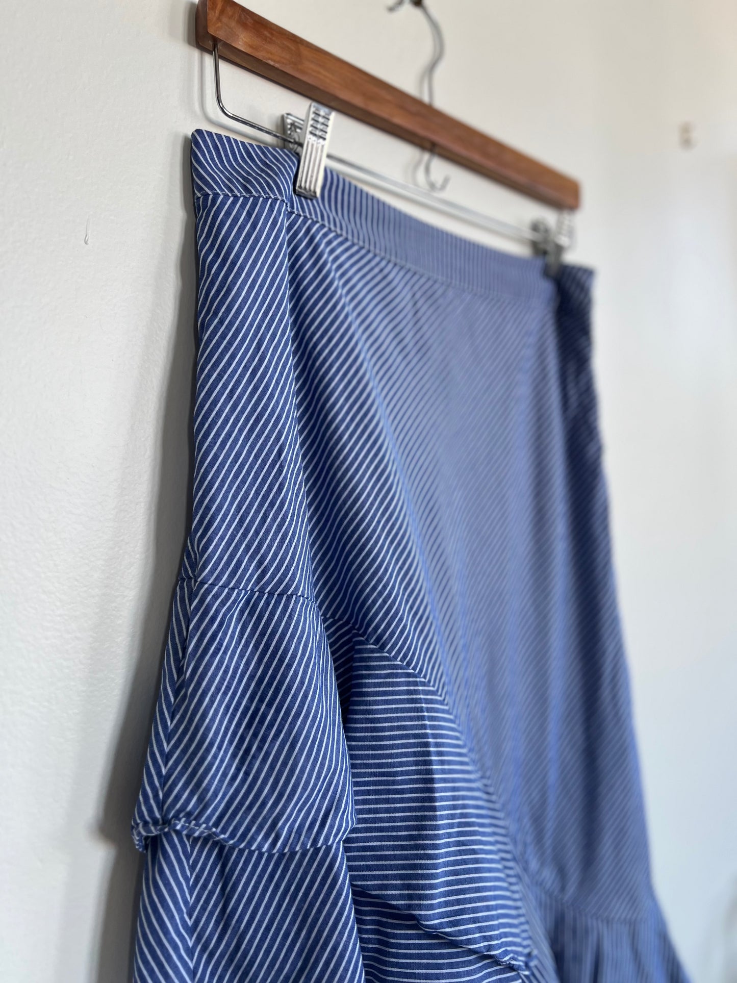 "And ea wy" stripes asymetrical blue cotton skirt / ruffle bottom - Size 6